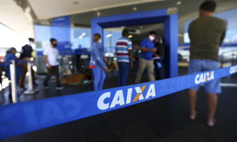 Caixa suspende crédito consignado para beneficiários do Bolsa Família