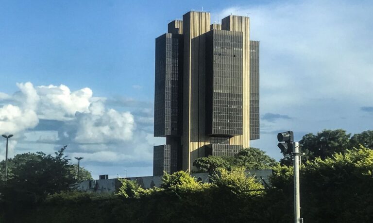 Mercado financeiro eleva projeção da inflação de 5,9% para 5,96%