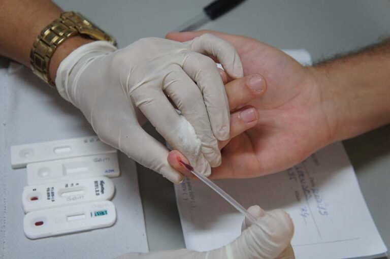 SMS alerta sobre prevenção e tratamento contra o HPV