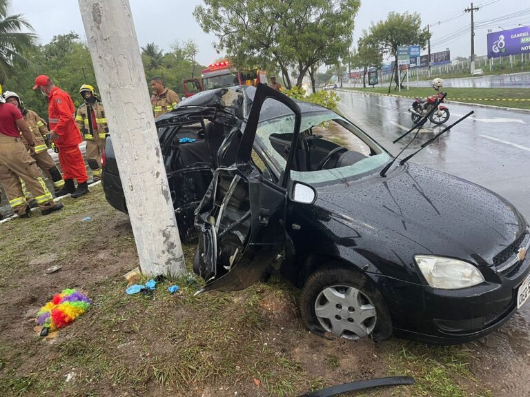 Três pessoas saem feridas em colisão de carro com poste