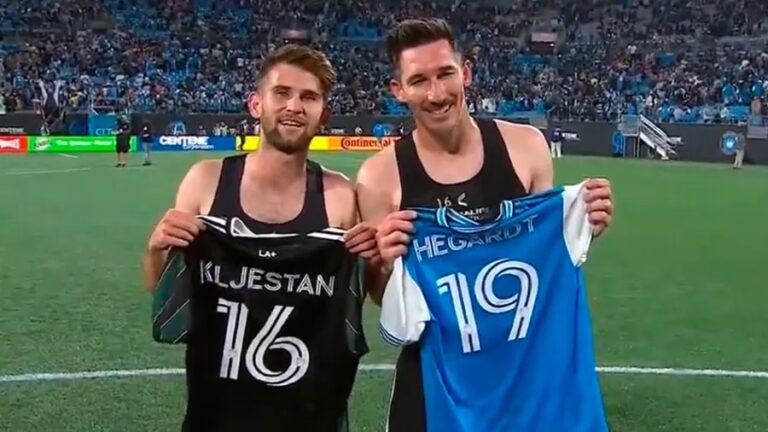 Criança que superou câncer vira jogador e reencontra atleta que o visitou