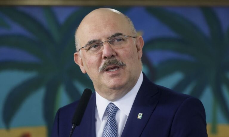 Ministro da Educação entrega cargo a Bolsonaro