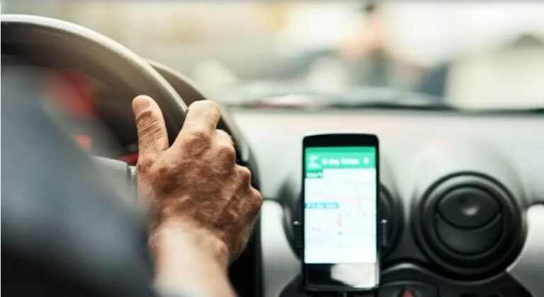 Motorista de aplicativo tem carro roubado após ser mantido como refém