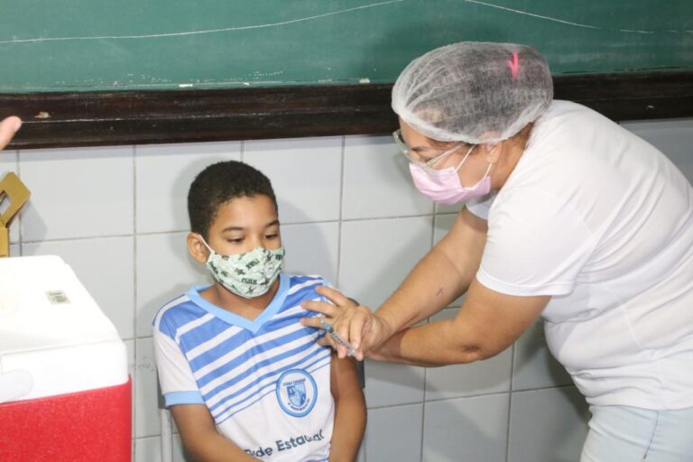 Prefeitura inicia imunização contra covid-19 nas escolas estaduais