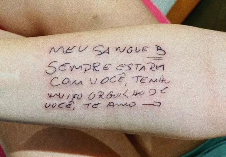 Filha tatua bilhete deixado pelo pai antes de morrer em decorrência da covid-19