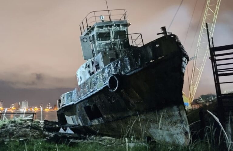 Bombeiros combatem incêndio em embarcação abandonada