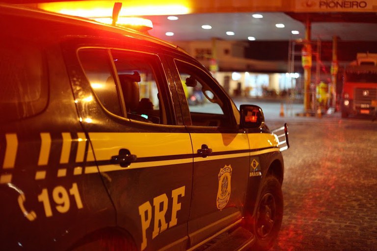 PRF detém homem com mandado de prisão em aberto
