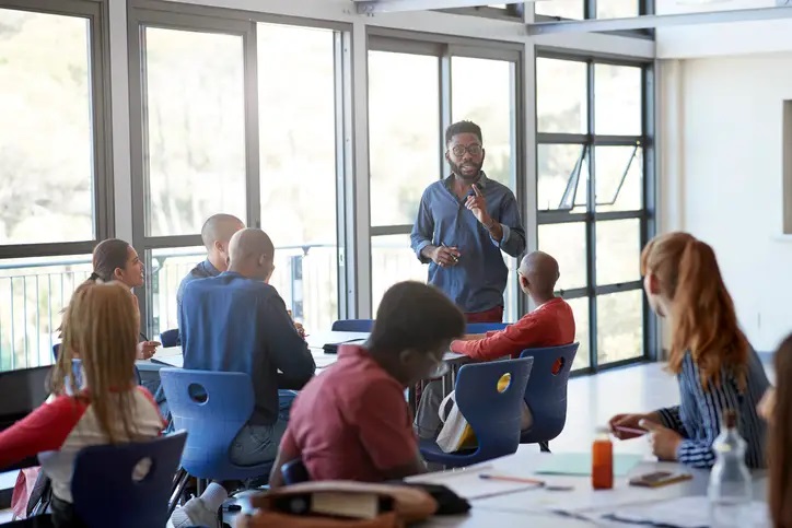 Movimento reúne artistas para engajar jovens na profissão professor