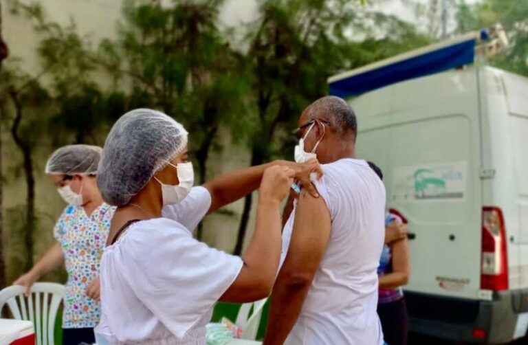 Seis em cada dez mortos pela covid não tomaram a 3ª dose da vacina
