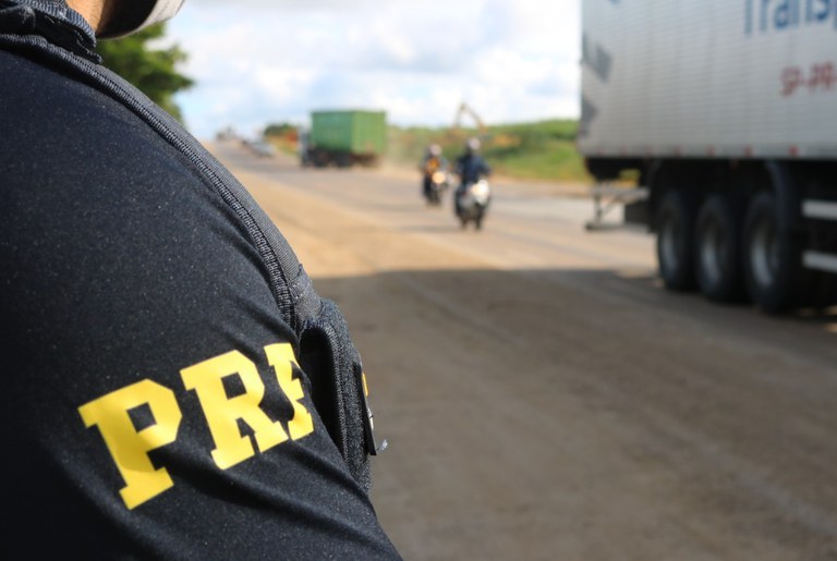 PRF apreende blocos cerâmicos transportados sem nota fiscal