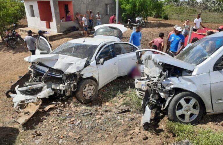 Colisão entre carros de passeio mata mãe e filha em Poço Verde
