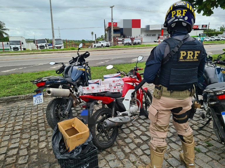 PRF recupera moto roubada e apreende 400 maços de cigarros contrabandeados