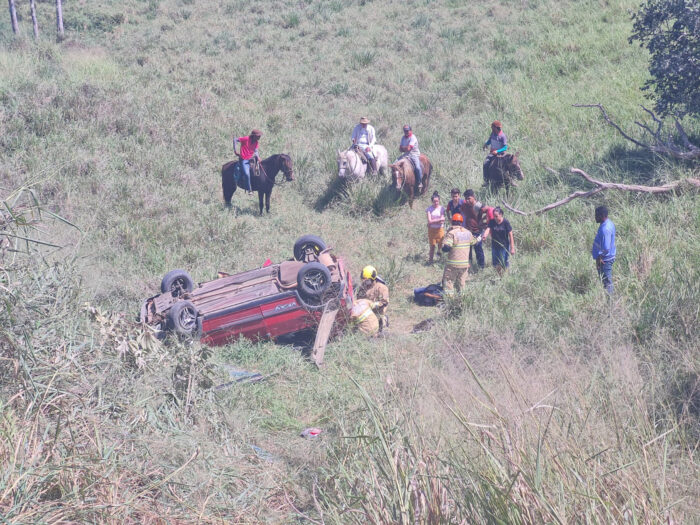 Corpo de Bombeiros resgata vítima de capotamento em rodovia estadual