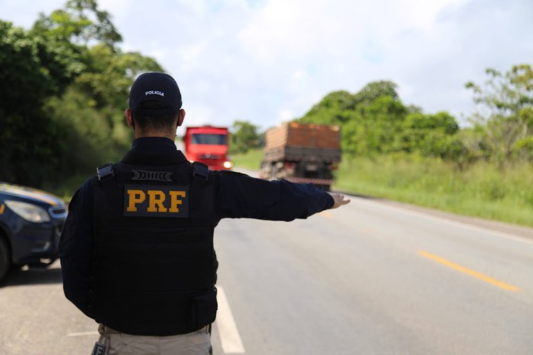PRF detém condutor com mandado de prisão em aberto