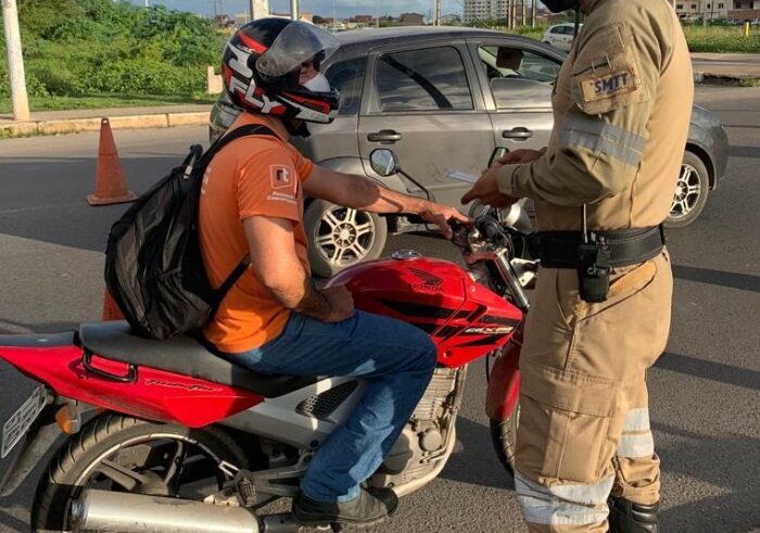 SMTT abre ‘Maio Amarelo’ com blitz educativa na Tancredo Neves