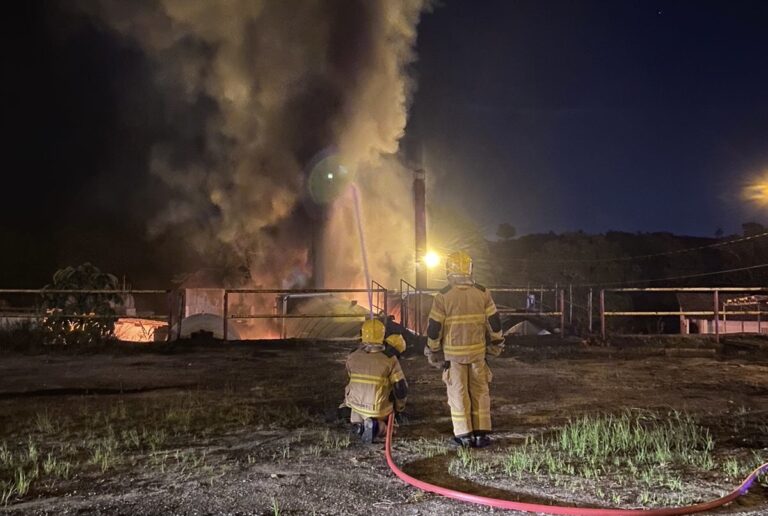 Corpo de Bombeiros combate incêndio em fábrica de asfalto