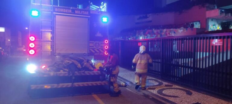 Corpo de Bombeiros combate incêndio em veículo em garagem de prédio