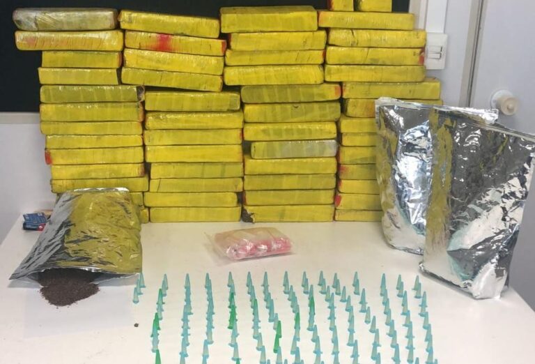 Mulher é presa transportando cocaína, maconha prensada e sintética