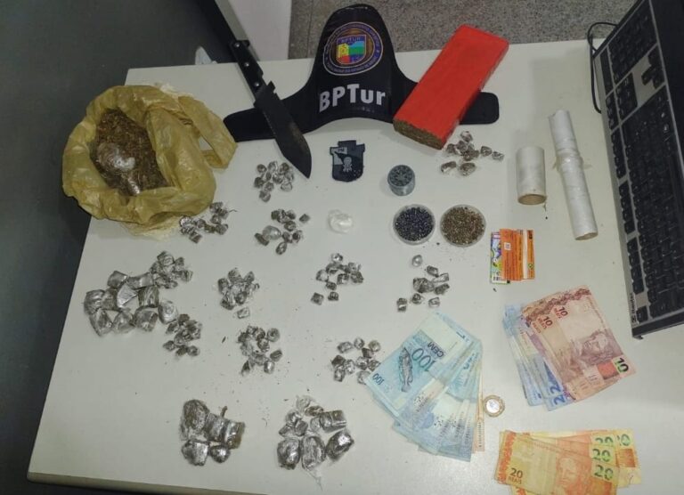BPTur fecha ponto de tráfico e apreende drogas no Robalo