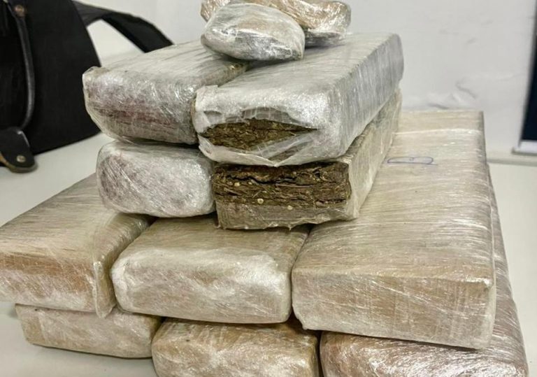 Casal é preso transportando drogas em Estância para Aracaju