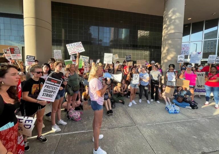 Protestos por direito a aborto se espalham pelos EUA e alguns são reprimidos