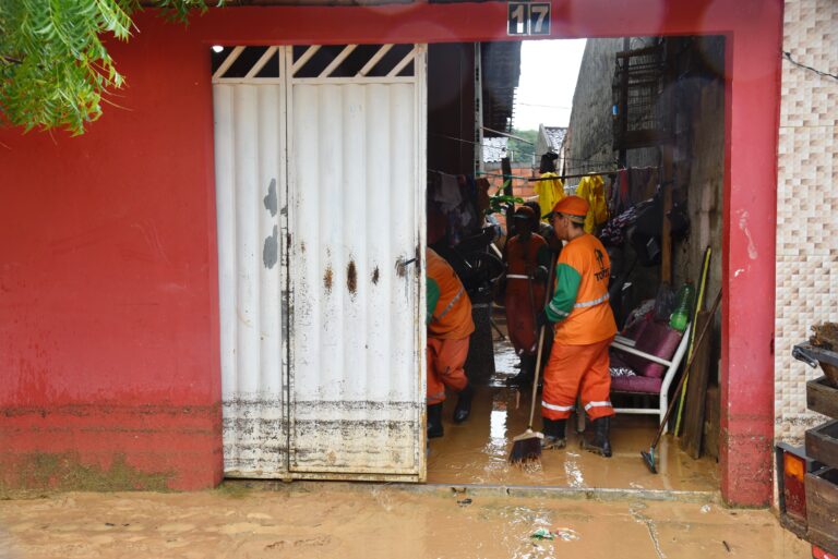 Chuvas desse sábado alagam casas e obstruem vias em Aracaju