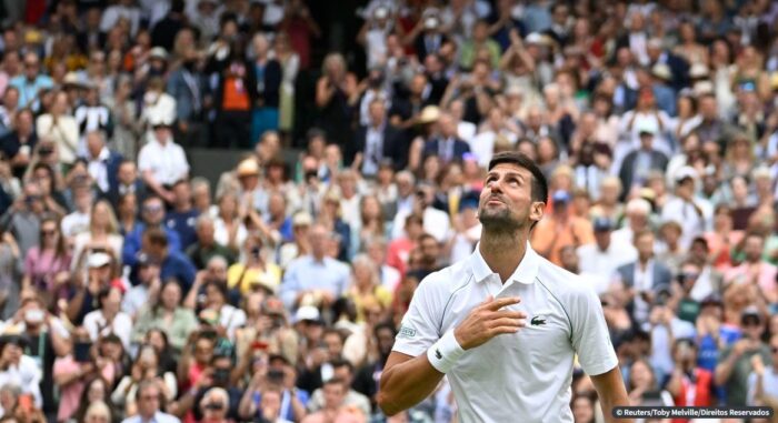Djokovic vence Sinner de virada e avança às semifinais de Wimbledon