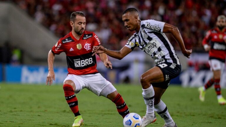 Separados por um ponto, Santos e Flamengo duelam pelo Brasileiro