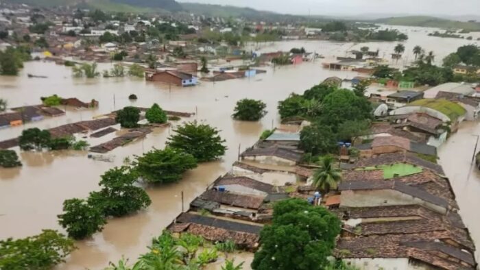 Cheia de rios deixa cidades de Alagoas inundadas, sem água e energia