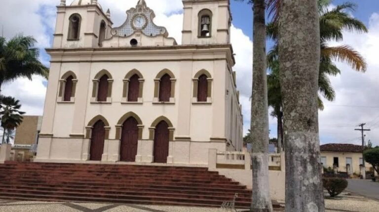 Coroinha é esfaqueado dentro de igreja na Bahia