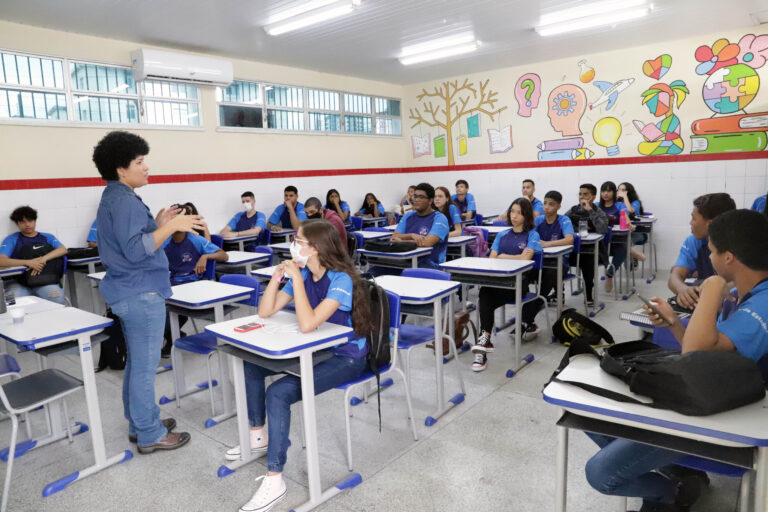 Mais de 166 mil alunos da rede estadual retornam às salas de aula