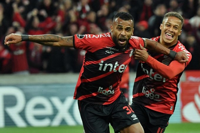 Athletico bate Palmeiras e fica a um empate da final da Libertadores