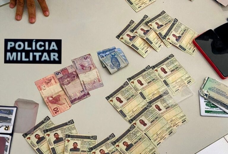 Trio tenta subornar policiais após ser flagrado com 16 CNHs falsas