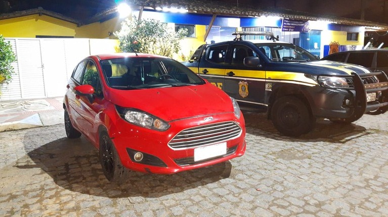 Carro roubado é recuperado e homem é preso