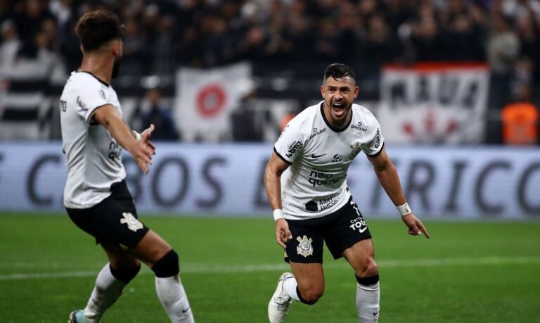 Roger Guedes ultrapassa Jô, Corinthians vence e afunda o Vasco na lanterna
