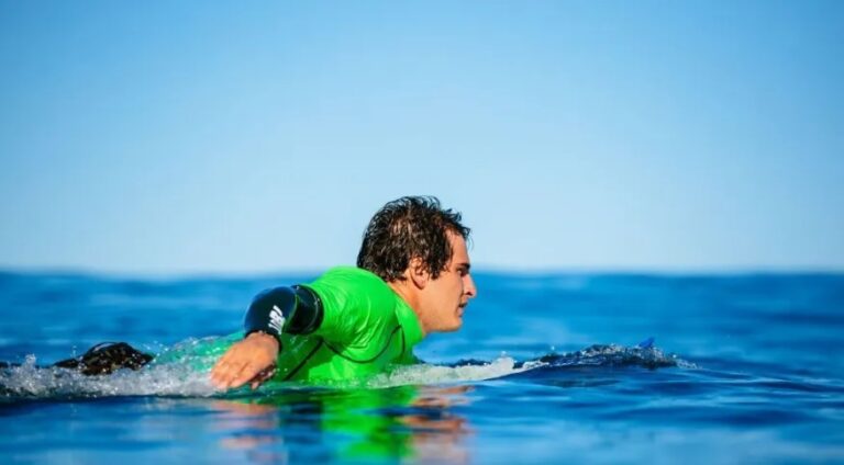 Surfista e skatista Kalani David morre após ter convulsão enquanto surfava