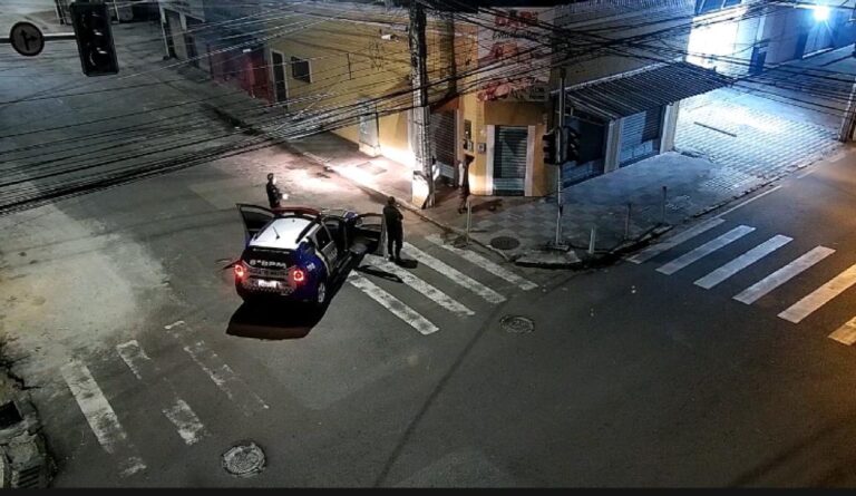 PM flagra dupla furtando fios de semáforo no Siqueira Campos