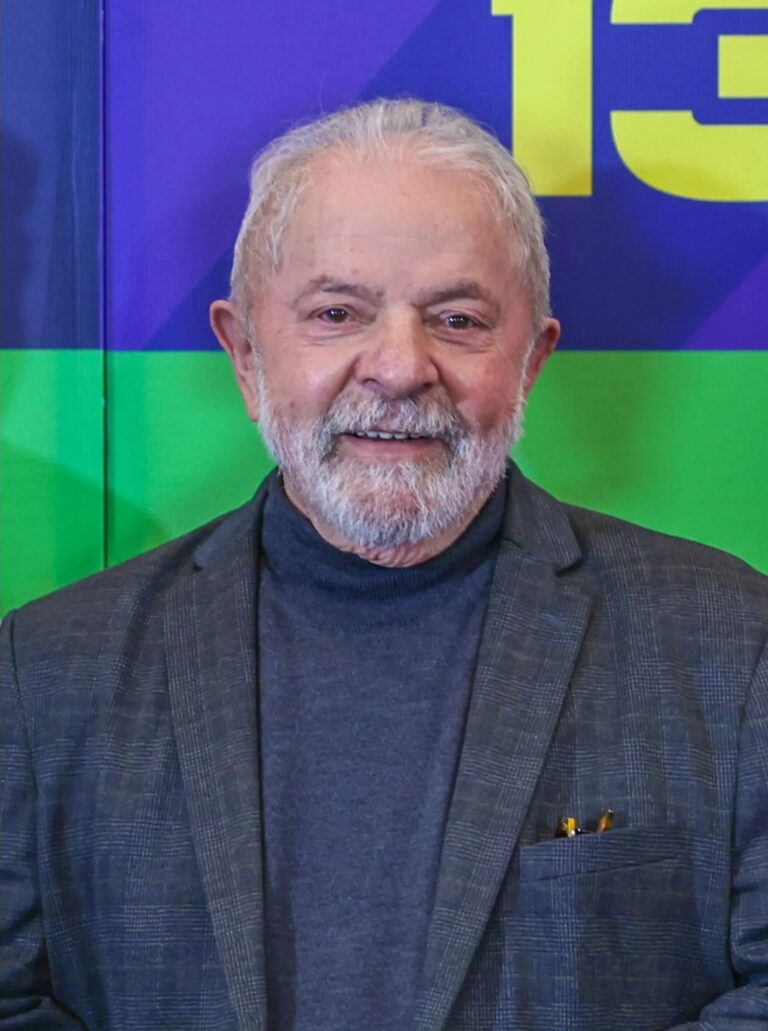 Lula (PT) é eleito presidente da República no 1º turno