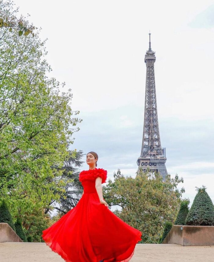 Thamires Vieira posa usando um modelo do estilista Dy Vianna em Paris!!