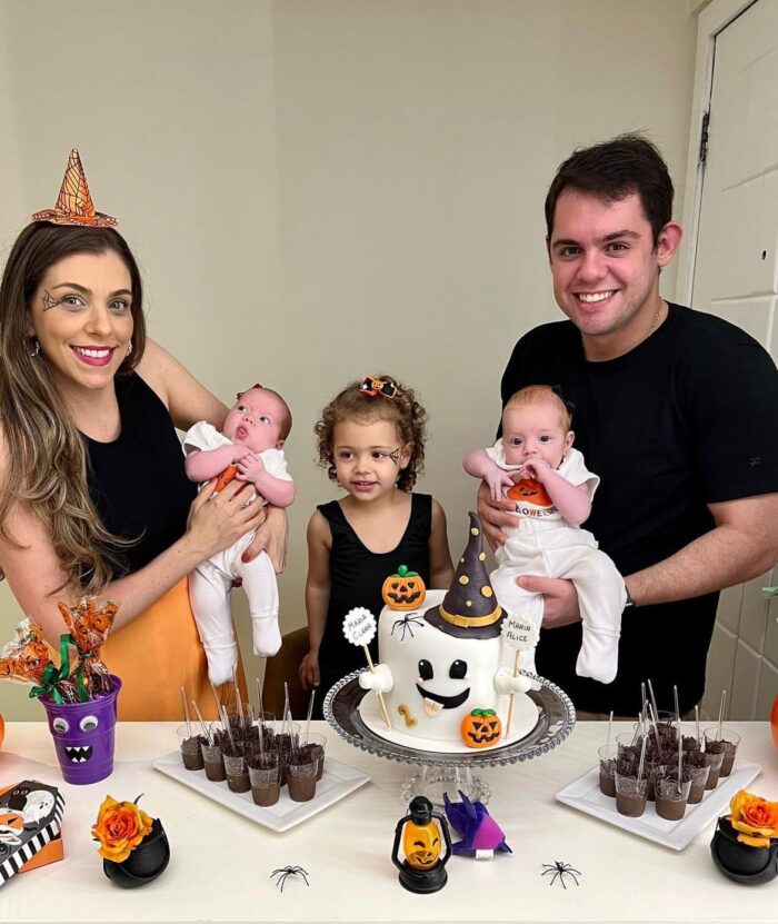 Conceição Alvelos e Felipe Libório festejam 2 meses das gêmeas Maria Clara e Maria Alice,  em ritmo de Halloween!