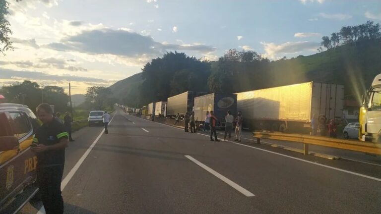 Após derrota, caminhoneiros bolsonaristas fecham rodovias