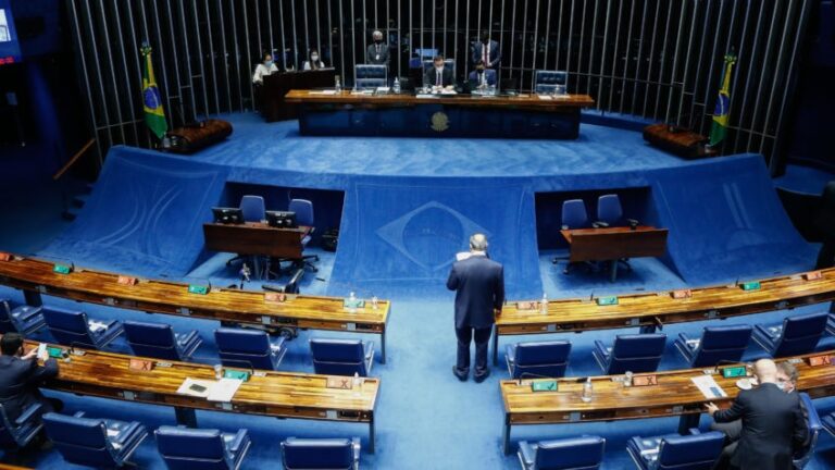 Congresso libera compra de vacinas da covid para empresas privadas