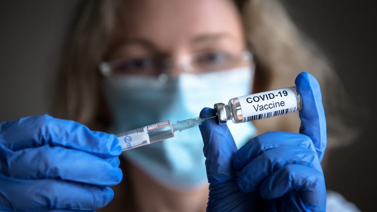 Infectologista destaca importância da população tomar 2ª dose de reforço contra a covid-19