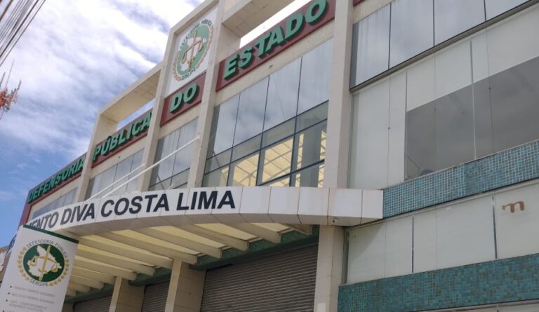 Humorista Léo Lins é condenado a danos morais coletivos em ACP movida pela Defensoria Pública