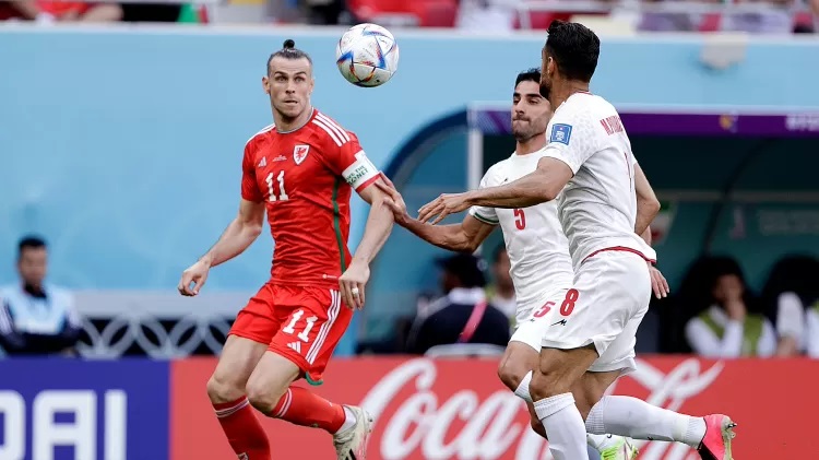 Irã pressiona, marca no fim e derruba o País de Gales