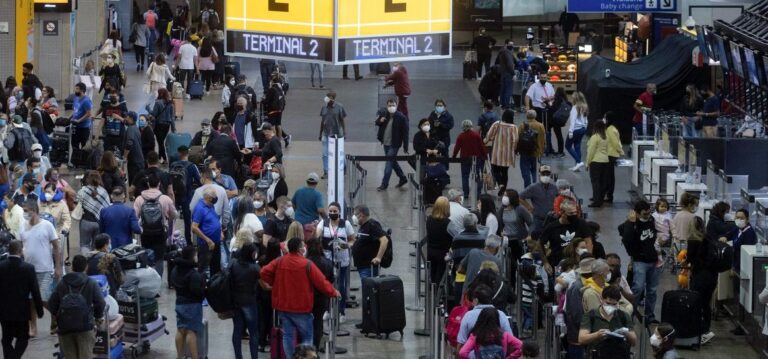 Anvisa aprova volta do uso de máscaras em aviões e aeroportos