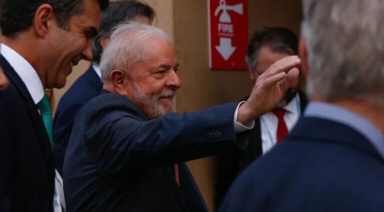 Lula tem alta após internação para retirada de lesão na laringe