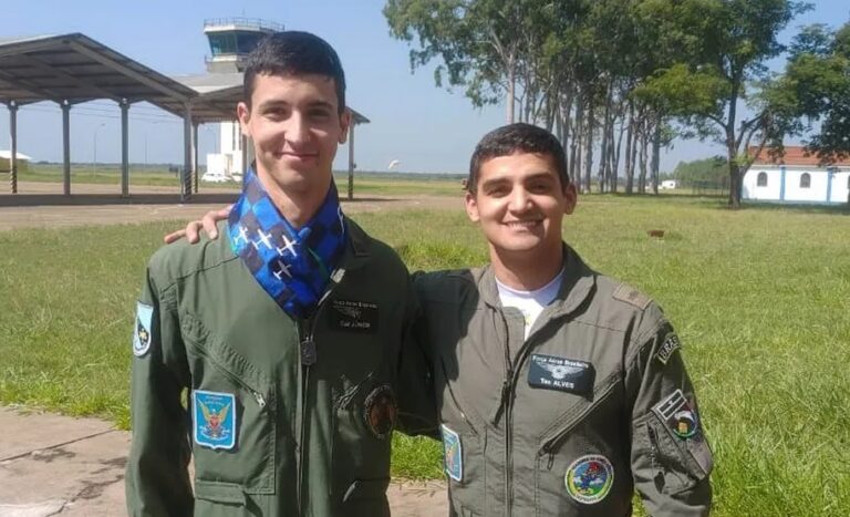 Saiba quem são o cadete e o capitão que morreram na queda de avião da FAB em SC