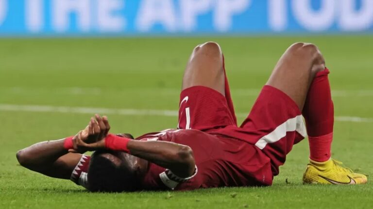 Qatar se prepara 12 anos, mas cai em 6 dias e é pior anfitrião da história
