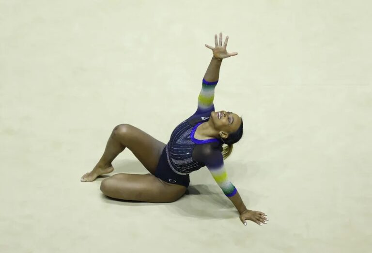 Rebeca é bronze no solo na despedida de Baile de Favela no Mundial